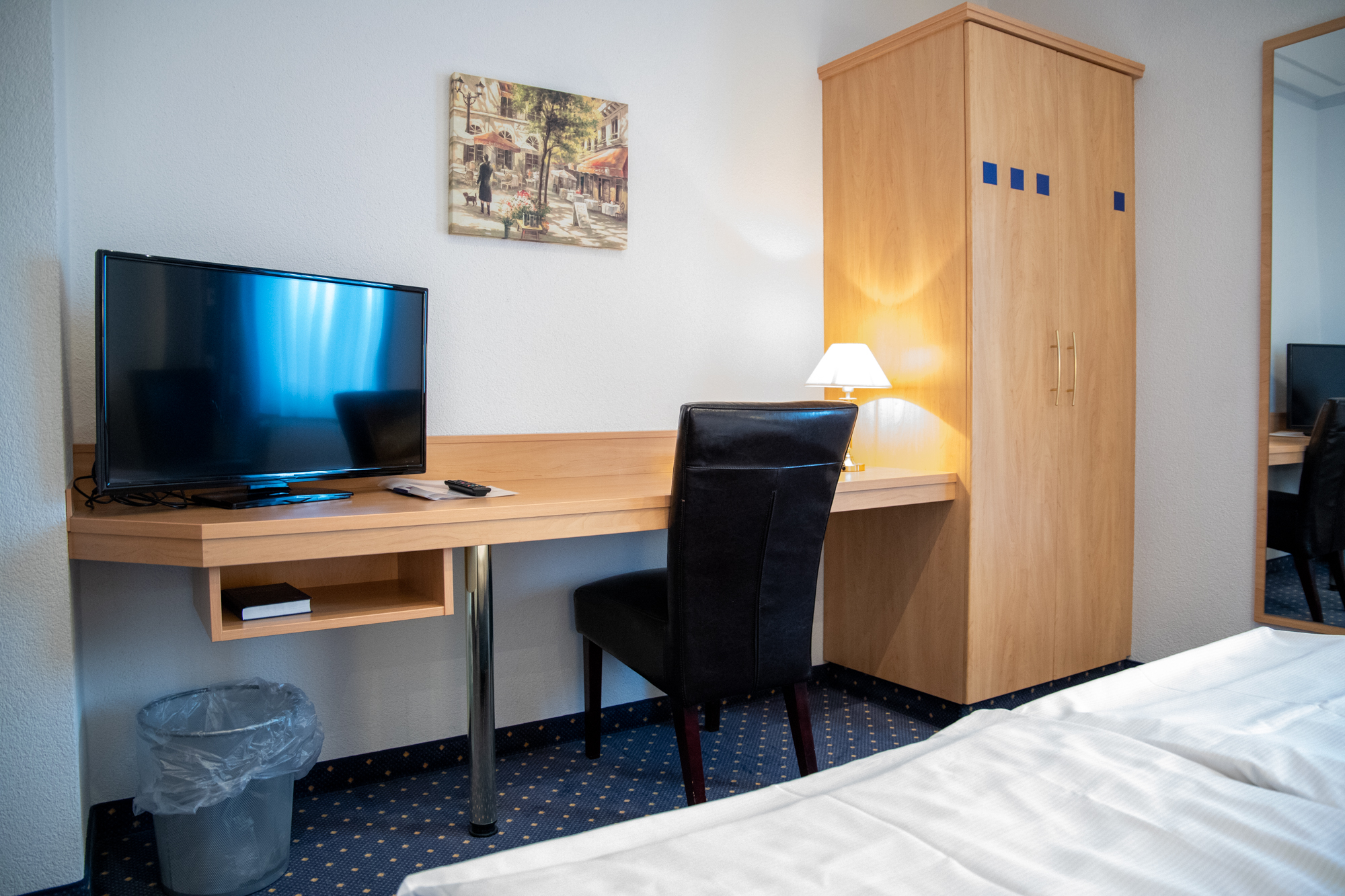 Doppelbett-Zimmer mit Fernseher und Schreibtisch im Hotel Krone in Freudenstadt
