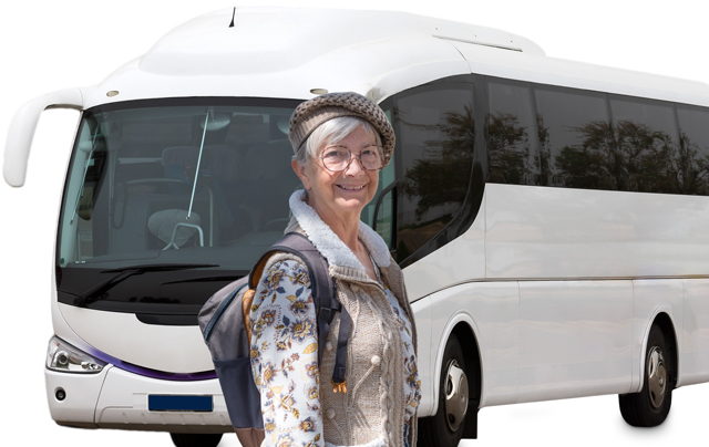 Eine Touristin vor einem Reisebus